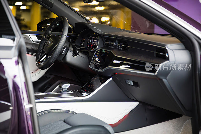 高级轿车奥迪A7跑车超新星GT 1的内部。黑色真皮座椅和仪表盘，led显示屏和触控板。气候控制和移位器